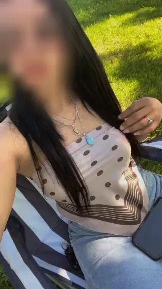 Laura, 25