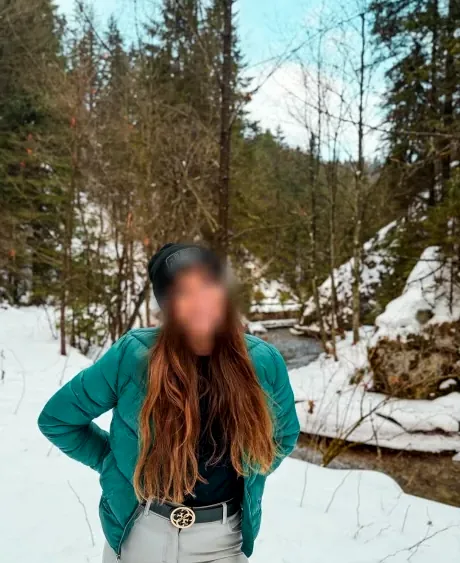 Mia, 27